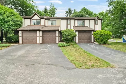 4 Ruby Cir, Poughkeepsie, NY 12603