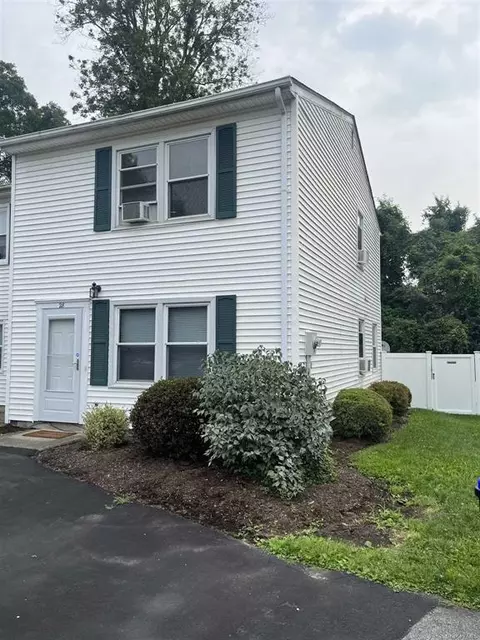 28 Greenhouse Ln, Poughkeepsie, NY 12603