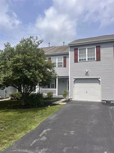 5 Tall Tree Ln, Poughkeepsie, NY 12601