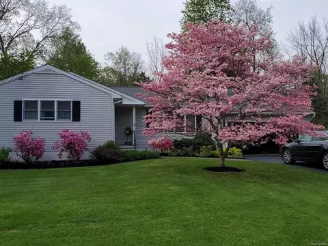 10 Idlewild Dr, Poughkeepsie, NY 12601