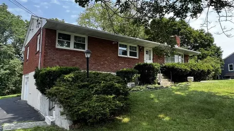 6 Idlewild Dr, Poughkeepsie, NY 12601