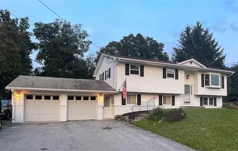 8 Buttermilk Dr, Hyde Park, NY 12538