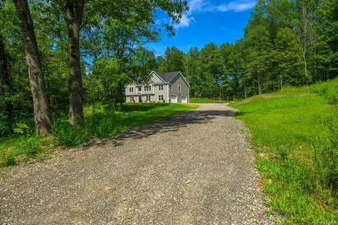 25 Maple Hill Rdg, Milan, NY 12571