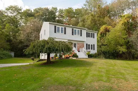 16 Grandmour Dr, Red Hook, NY 12571