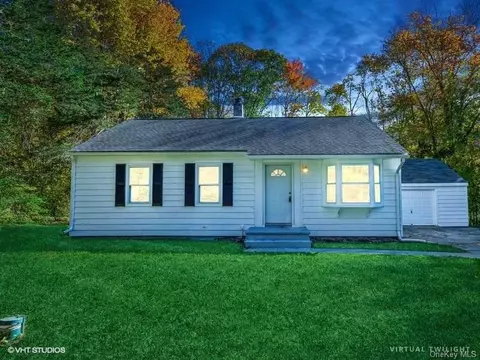 16 Sycamore Dr, Hyde Park, NY 12538