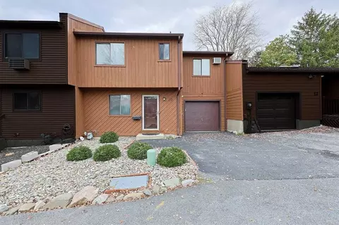 10 Hilltop Cir, Fishkill, NY 12524