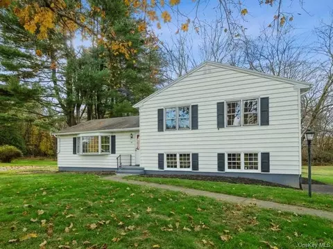 30 Saddle Rock Dr, Poughkeepsie, NY 12603