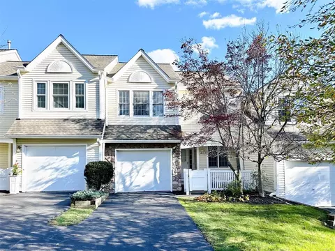 83 Spruce Ridge Dr, Fishkill, NY 12524