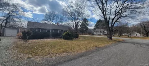 6 Bethel Pl, Pine Plains, NY 12567