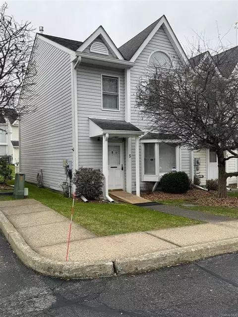 5 Mews Ct #5, Fishkill, NY 12524