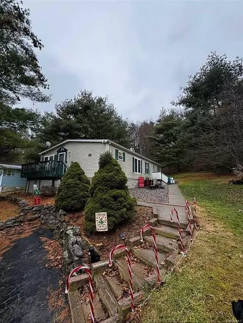 12 Pheasant Run, Pleasant Valley, NY 12569