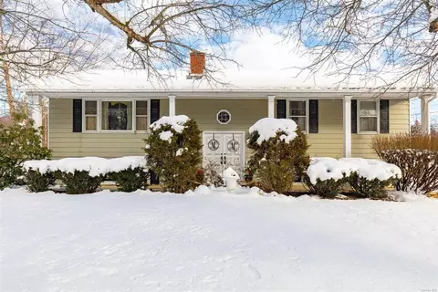 9 Robin Ln, Hyde Park, NY 12538