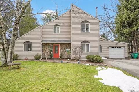 27 Brookland Farms Rd, Poughkeepsie, NY 12603