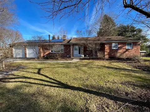 18 Hy Vue Ter, North East, NY 12546