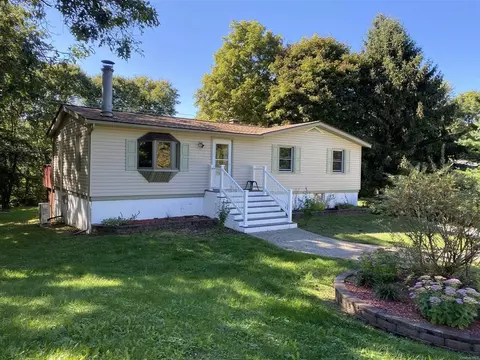 543 Quaker Ln, Hyde Park, NY 12538