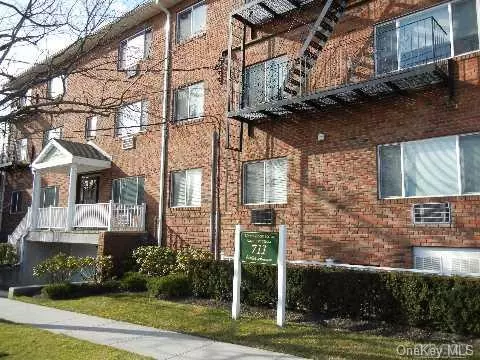 711 Willis Ave, North Hempstead, NY 11596 photo 1
