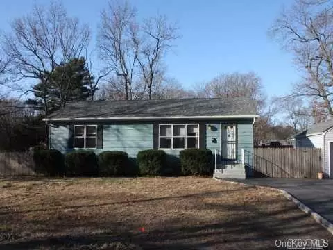 36 Pine St, Patchogue, NY 11772 photo 1