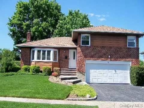 6 Maxine Ave, Plainview, NY 11803 photo 1