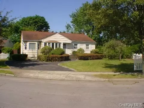 117 W Knickerbocker Rd, Plainview, NY 11803 photo 1