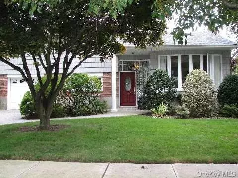 6 Robin Ln, Plainview, NY 11803 photo 1
