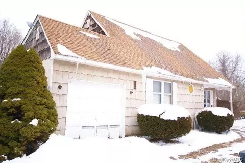 22 Wayne Ct, Westhampton, NY 11977 photo 1
