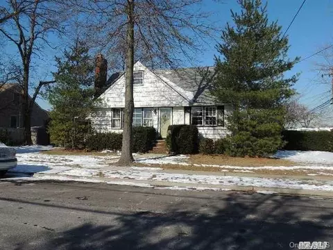 2 Ivanhoe Dr, Merrick, NY 11566 photo 1