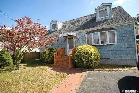 265 E Hoffman Ave, Lindenhurst, NY 11757 photo 1