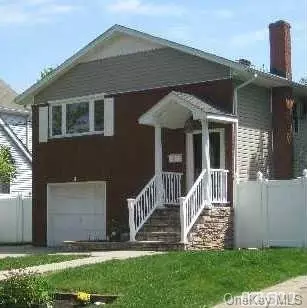 41 Ithaca St, Lindenhurst, NY 11757 photo 1