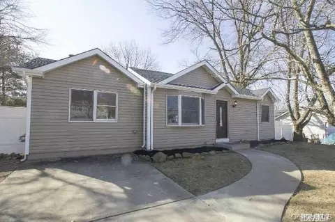 39 Walnut St, Central Islip, NY 11722 photo 1