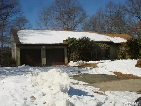 6 Phyllis Ln, Coram, NY 11727 photo 1