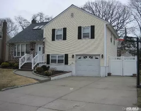 17 Spencer Dr, Bethpage, NY 11714 photo 1