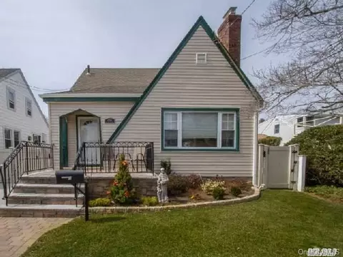 49 Devon St, Malverne, NY 11565 photo 1