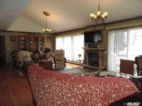 262 Manetto Hill Rd, Plainview, NY 11803 photo 1