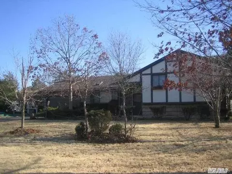 10 Gale Ln, Patchogue, NY 11772 photo 1