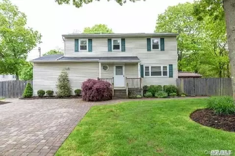 3 Henry Pl, Patchogue, NY 11772 photo 1