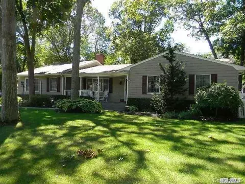 4 Beach St, Brookhaven, NY 11719 photo 1