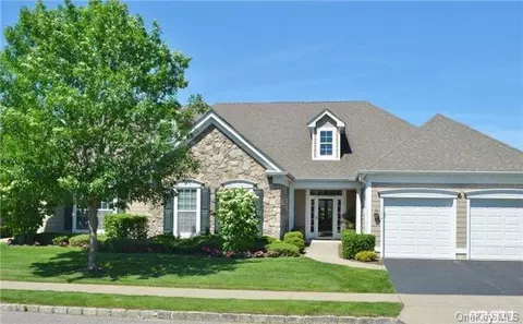118 Ashley Dr, Westhampton, NY 11977 photo 1