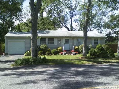 244 Phyllis Dr, Patchogue, NY 11772 photo 1
