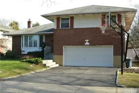2 Thomas Ln, Plainview, NY 11803 photo 1