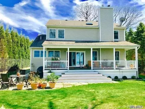32 E Waterview Ct, Riverhead, NY 11901 photo 1