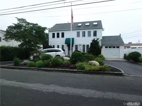 265 Tremont Rd, Lindenhurst, NY 11757 photo 1