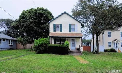 27 Vernon St, Patchogue, NY 11772 photo 1