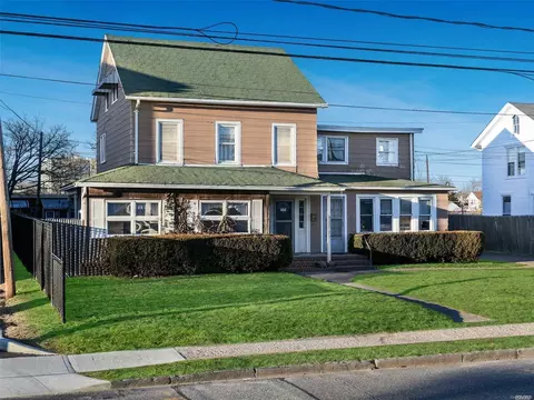 11 Baker St, Patchogue, NY 11772 photo 1