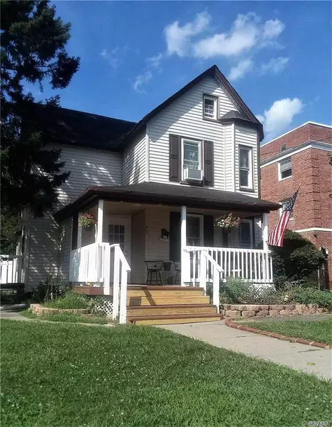 79 Thorne St, Patchogue, NY 11772 photo 1