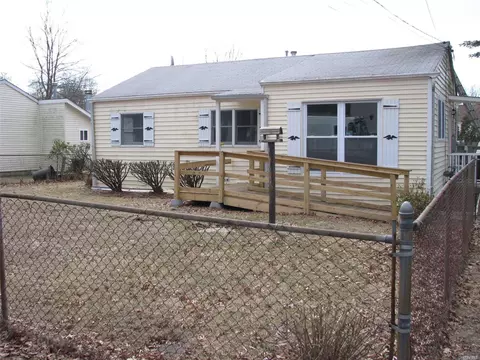 100 Engelke St, Patchogue, NY 11772 photo 1