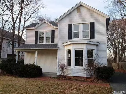 35 Carman St, Patchogue, NY 11772 photo 1
