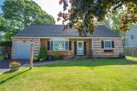 17 Grace Ct, Islip, NY 11751 photo 1