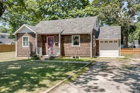 4 Bolton Dr, Patchogue, NY 11772 photo 1