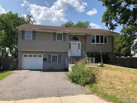 12 Roslyn Ct, Brookhaven, NY 11772 photo 1