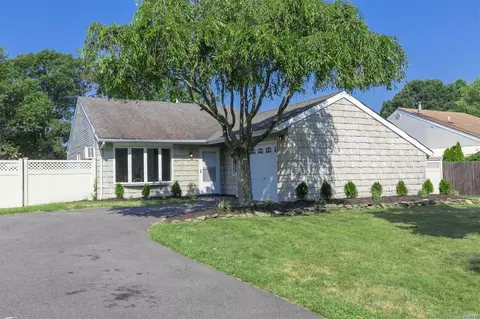 8 Mercury Ave, Brookhaven, NY 11772 photo 1